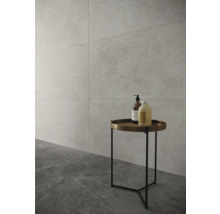 Lichte badkamer met wandtegels en kleine bijzettafel