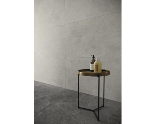 Lichte badkamer met wandtegels en kleine bijzettafel