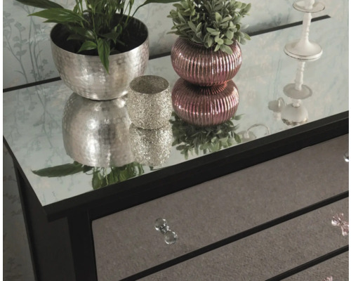 Dressoir met spiegeloppervlak en decoratieve accessoires
