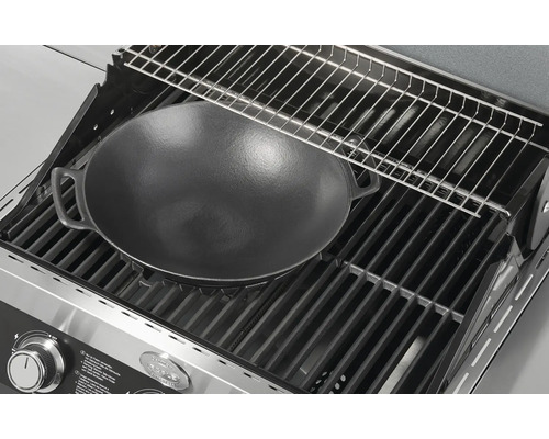 Wok op het grillrooster van een gasbarbecue