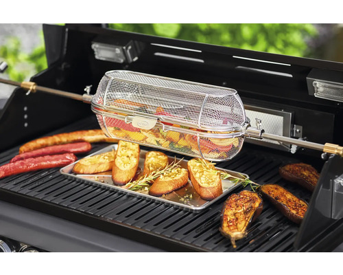 Barbecue met groentemand, brood en worstjes op het grillrooster