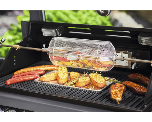 Barbecue met groentemand, worstjes, baguette en aubergine