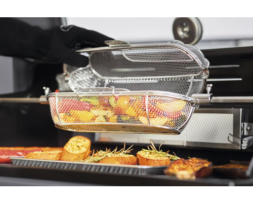 Barbecue met groenten in draadmand en sneetjes brood