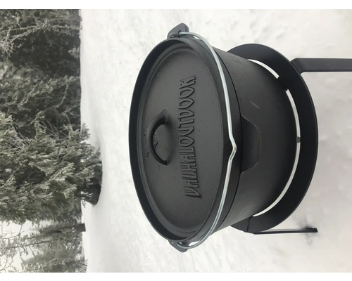 Gietijzeren pan van Valhal Outdoor op een standaard