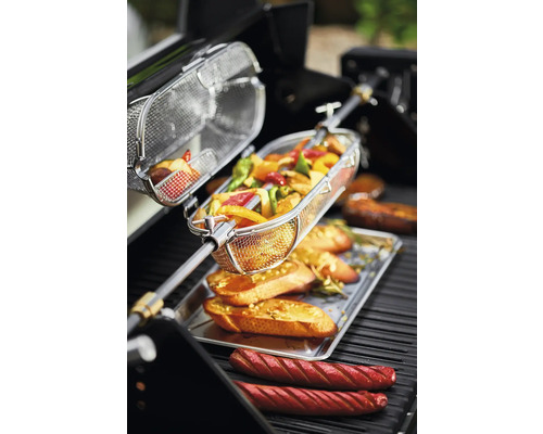 Groenten en brood in grillmanden op een barbecue