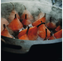 Gekookte peren in een kookpot