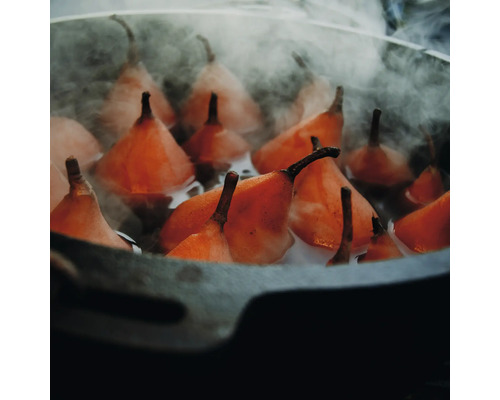 Gekookte peren in een kookpot