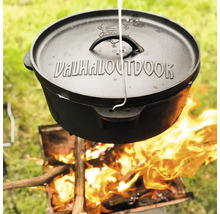 Gietijzeren Dutch Oven met deksel, hangend boven open vuur.