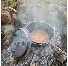 Brood bakken in een Dutch Oven boven een open vuur met stenen