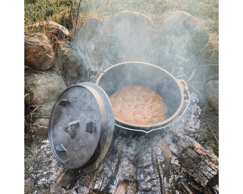Brood bakken in een Dutch Oven boven een open vuur met stenen