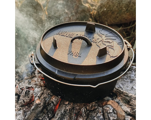 Gietijzeren Dutch Oven met deksel op hete kolen