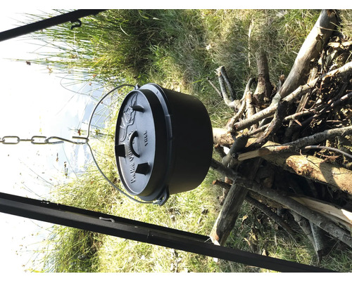 Gietijzeren Dutch Oven boven het kampvuur