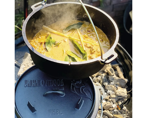 Gietijzeren Dutch Oven met deksel en gerecht