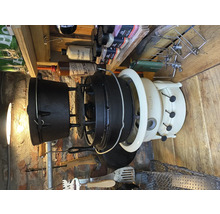 Dutch oven van gietijzer met accessoires en gereedschap opgeborgen