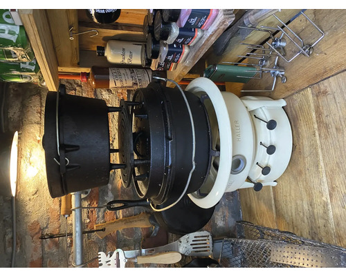 Dutch oven van gietijzer met accessoires en gereedschap opgeborgen