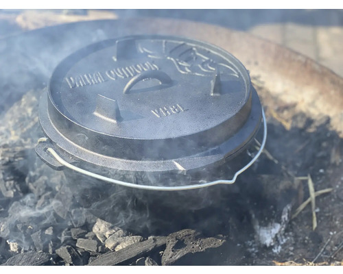 Gietijzeren Dutch Oven op houtskool met rook