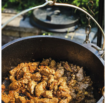 Stoofpot bereid in een Dutch Oven boven een vuur