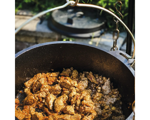 Stoofpot bereid in een Dutch Oven boven een vuur