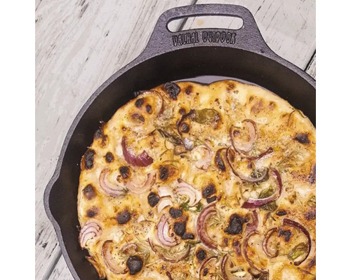 Focaccia met uien in een zwarte pan