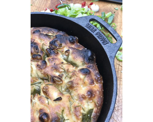 Brood met kruiden in een gietijzeren pan