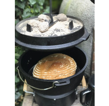 Broodbakken in een Dutch Oven met deksel en kolen