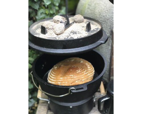Broodbakken in een Dutch Oven met deksel en kolen