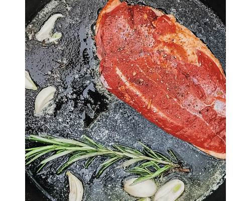 Eendenborst met rozemarijn en knoflook in de pan