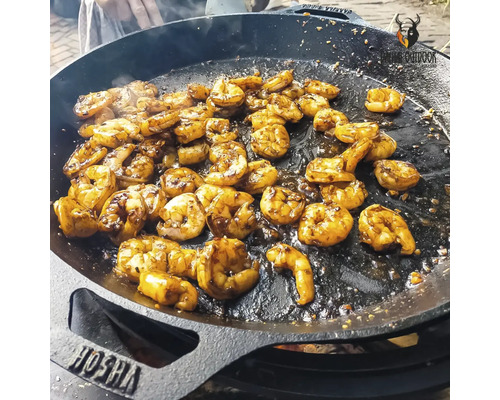 Gebakken garnalen in een gietijzeren pan