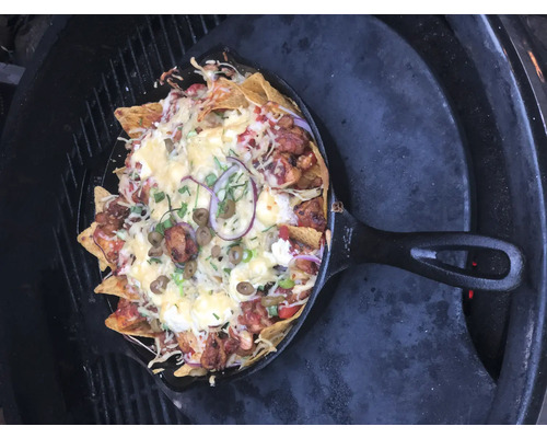 Nachos met kaas en groenten in een koekenpan