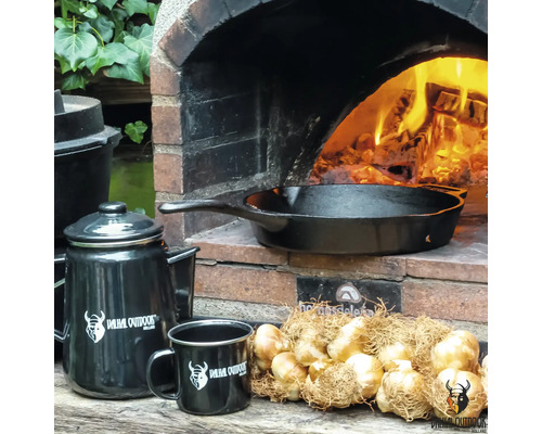 Gietijzeren braadpan voor een houtskooloven met kookpot, koffiekan, mok en bloembollen. Logo van Petromax.