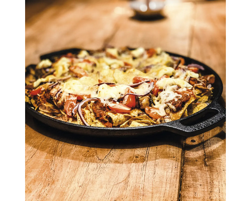 Nachos met kaas, tomaten en uien in een serveerpan