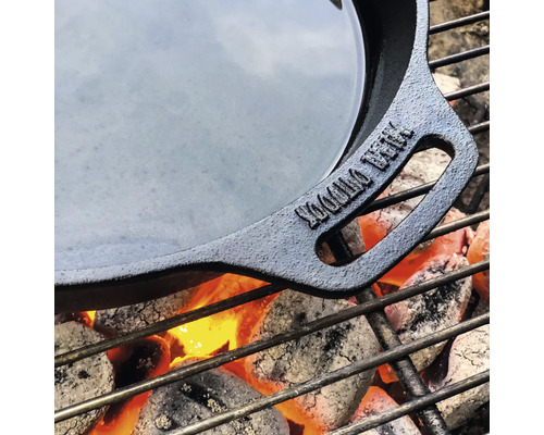 Gietijzeren pan op houtskoolgrill