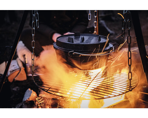 Gietijzeren Dutch Oven boven open vuur om buiten te koken