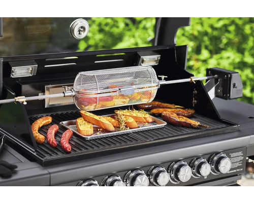 Gasbarbecue met gegrilde gerechten zoals groenten, worst en brood.