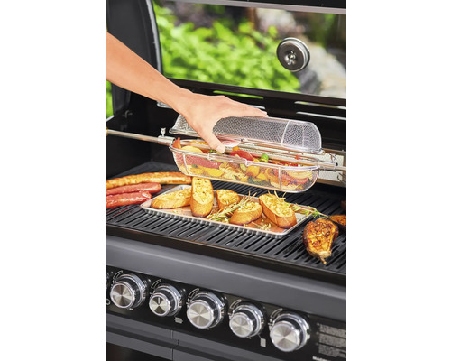 Barbecue met groentedraaimand, baguette en worst