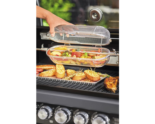 Groenten en brood worden op een grill bereid.