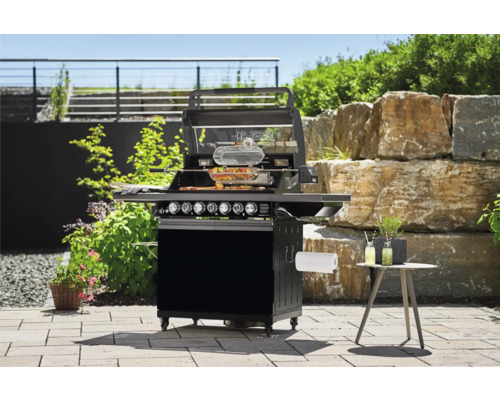 Gasbarbecue met eten op terras