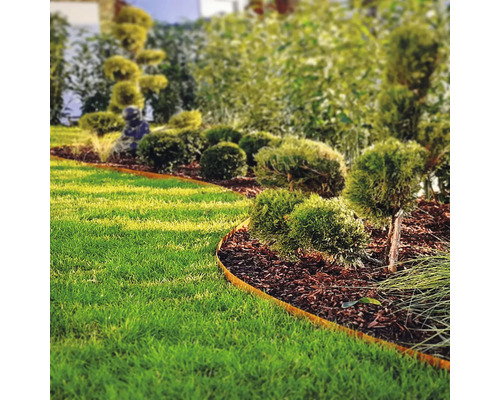 Tuinlandschap met gazon, struiken en gazonranden