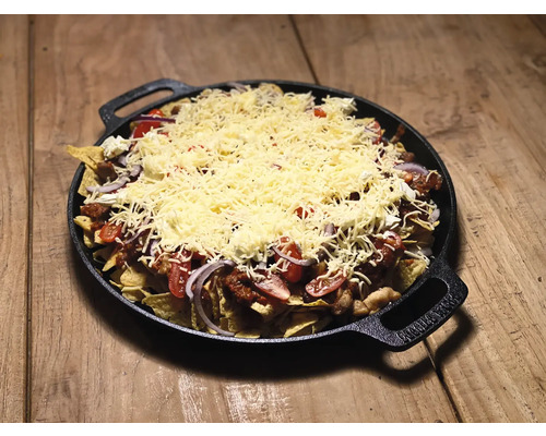 Nachos met kaas, tomaten en uien in een serveerpan