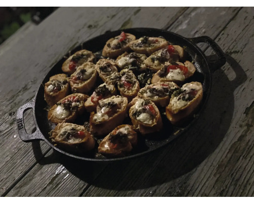 Broodhapjes op een ronde ijzeren pan