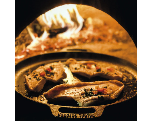 Visfilet op een gietijzeren plaat voor een houtskoolgrill