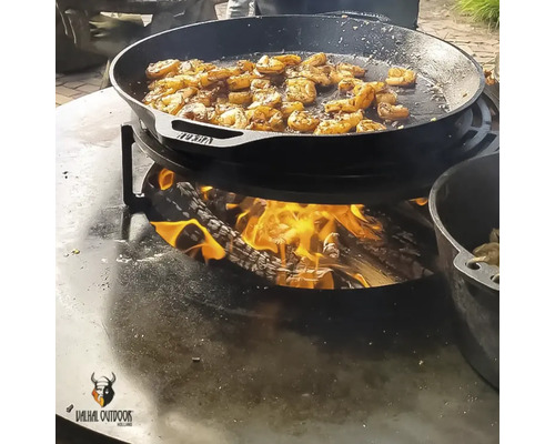 Grillplaat met garnalen boven open vuur