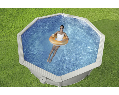 Opzetzwembad met vrouw in zwemband op gazon