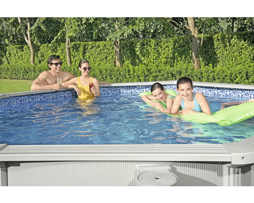 Familie ontspant zich in een zwembad in de tuin