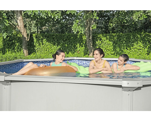 Drie mensen ontspannen in het frame zwembad met zwembadfolie en opblaasbare drijvers.