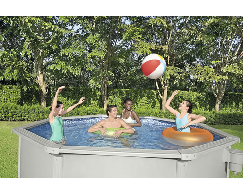 Afbeelding van een zwembad waar mensen plezier hebben en een balspel spelen.