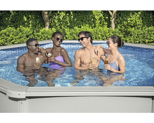 Groep vrienden geniet van drankjes in een opzetzwembad in de tuin