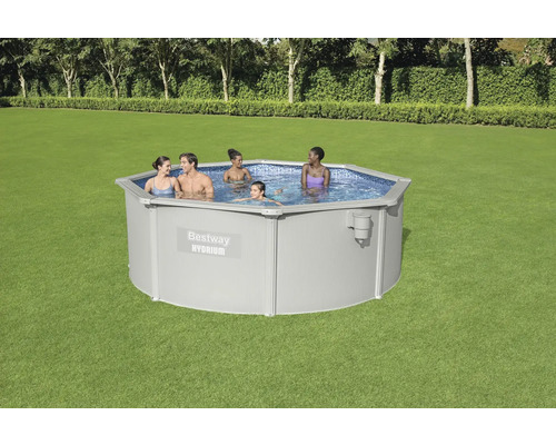 Opzetzwembad in de tuin met mensen