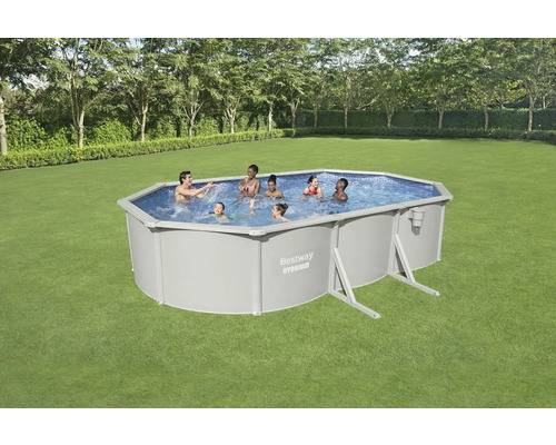 Acht mensen zwemmen in het Bestway Hydrium zwembad in de tuin.