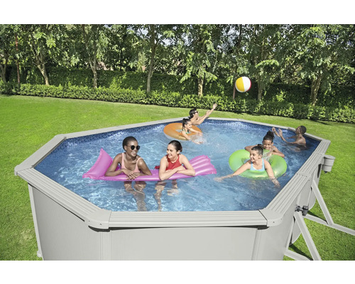 Afbeelding van een stalen wand zwembad in de tuin met spelende mensen.